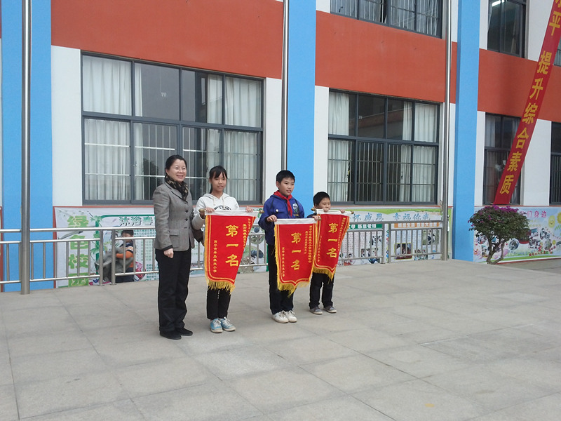 卢校长为荣获团体第一名的班级颁奖