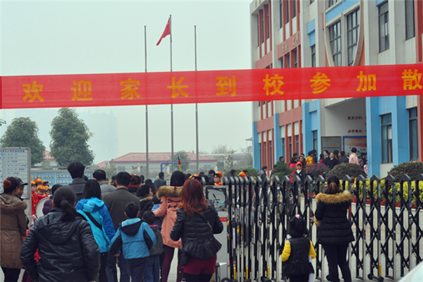 家长们纷纷赶来参加散学典礼