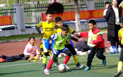 绿茵争锋燃激情 乐享足球逐梦想——半岛卓立小学第三届“卓越杯”校园足球联赛